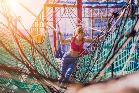 Téléchargez les photos : Jeune femme athlétique travaillant au camp d'entraînement à la corde - en image libre de droit