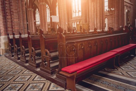 Téléchargez les photos : Rangées de bancs d'église à la vieille église catholique européenne - en image libre de droit