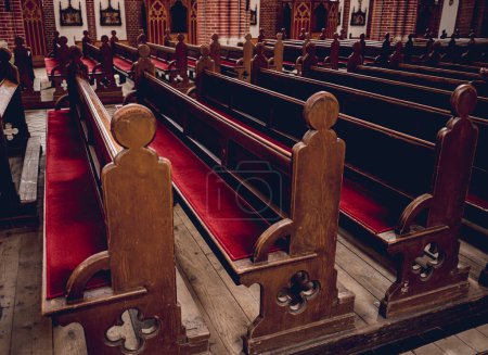Foto de Filas de bancos de la iglesia en la antigua iglesia católica europea - Imagen libre de derechos