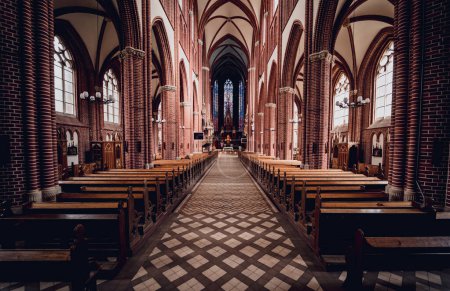 Téléchargez les photos : Intérieur de la nef principale de la vieille église catholique européenne. - en image libre de droit