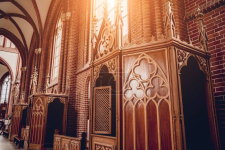 Téléchargez les photos : Rangée de confessionnaux stand de la vieille église catholique européenne - en image libre de droit