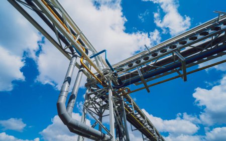 Téléchargez les photos : Gazoduc moderne pour industriel sur fond bleu ciel - en image libre de droit