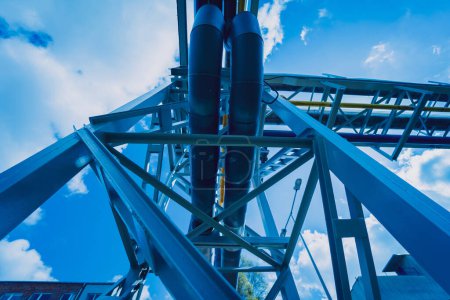 Téléchargez les photos : Gazoduc moderne pour industriel sur fond bleu ciel - en image libre de droit