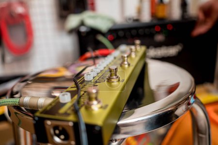 Foto de Nuevo mezclador para bajo eléctrico en una tienda de guitarra - Imagen libre de derechos
