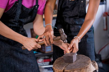 Foto de Profesor joyero y estudiante hacen joyas en el taller. - Imagen libre de derechos