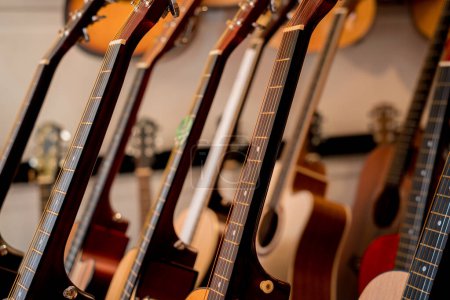 Foto de Muchas filas de guitarras clásicas en la tienda de música. - Imagen libre de derechos