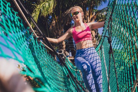Foto de Mujer joven atlética haciendo ejercicio en el campamento de entrenamiento de cuerda - Imagen libre de derechos