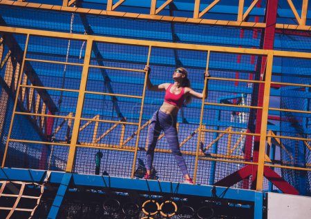 Foto de Mujer joven atlética haciendo ejercicio y escalando en el campamento de entrenamiento - Imagen libre de derechos