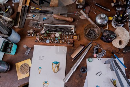 Foto de Kit de instrumentos en un gran taller para la fabricación de joyas hechas a mano. - Imagen libre de derechos