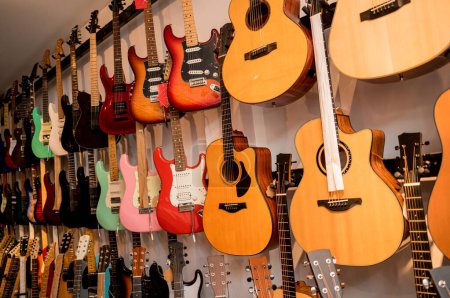 Téléchargez les photos : De nombreuses rangées de guitares classiques dans le magasin de musique. - en image libre de droit