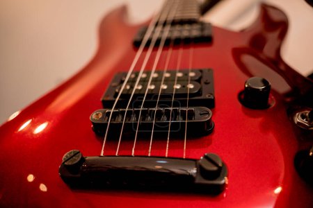 Foto de Guitarra eléctrica de color rojo en la tienda de música. - Imagen libre de derechos