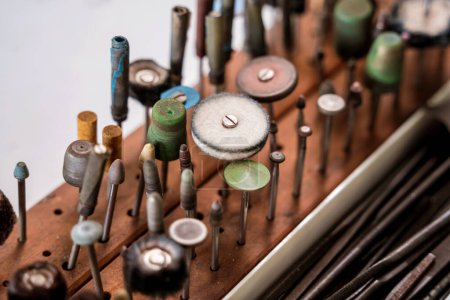 Foto de Kit de instrumentos en un gran taller para la fabricación de joyas hechas a mano. - Imagen libre de derechos