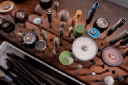 Téléchargez les photos : Kit d'instruments dans un grand atelier pour la fabrication de bijoux faits main. - en image libre de droit