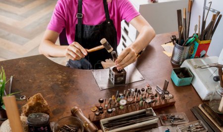Foto de Joven joyera femenina haciendo joyas en taller. - Imagen libre de derechos