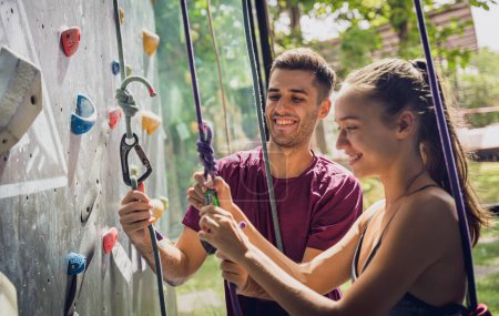 Foto de Un fuerte par de escaladores escalan una pared artificial con pintorescos agarres y cuerdas - Imagen libre de derechos