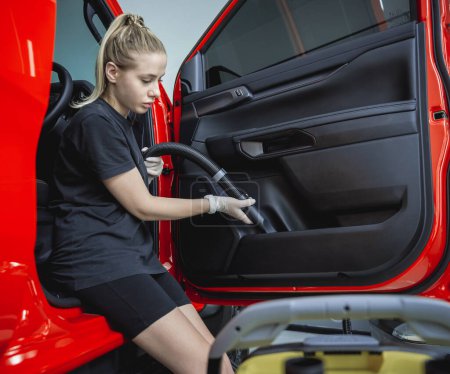 Foto de Car detallando el coche de limpieza y pulido del trabajador con tela de microfibra y vacío - Imagen libre de derechos