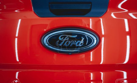 Foto de BANGKOK, TAILANDIA - 15 DE SEPTIEMBRE DE 2023: Logo de Ford en el coche rojo. - Imagen libre de derechos