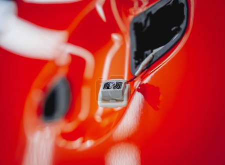 Téléchargez les photos : Le processus d'installation du film de protection sur la nouvelle voiture rouge - en image libre de droit