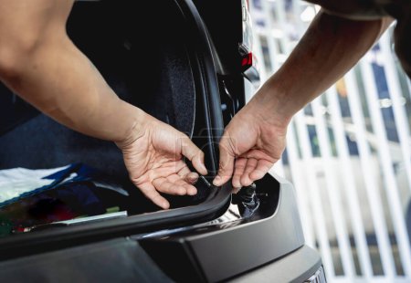 Téléchargez les photos : Remplacement de pièces de rechange sur une voiture démontée dans un garage de service automobile. - en image libre de droit