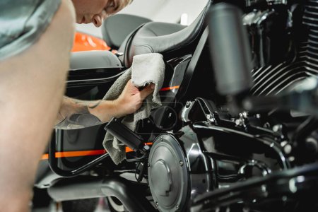 Foto de El proceso de nano recubrimiento de la motocicleta aplicando esponja de fibra blanda. - Imagen libre de derechos