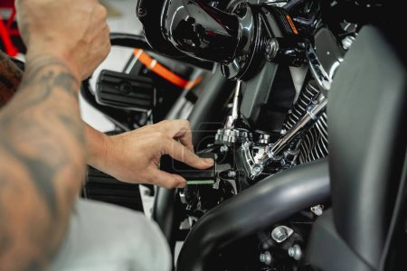 Foto de El proceso de nano recubrimiento de la motocicleta aplicando esponja de fibra blanda. - Imagen libre de derechos