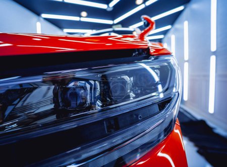 Téléchargez les photos : Détail de propre et brillant voiture rouge poli. - en image libre de droit