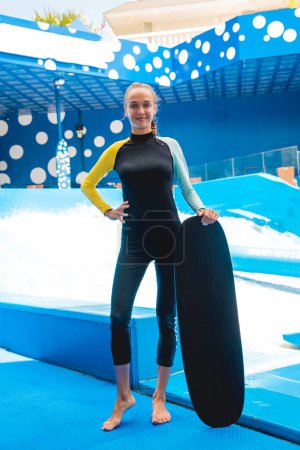 Foto de Retrato de una hermosa joven con olas sobre un fondo de simulador de olas. - Imagen libre de derechos