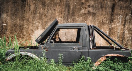Foto de Rusty coche abandonado en un gran desguace de coches. - Imagen libre de derechos