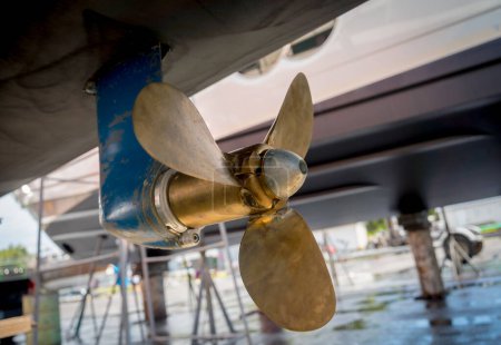 Foto de Yate de motor amarrado para reparaciones y servicio en dique seco. - Imagen libre de derechos