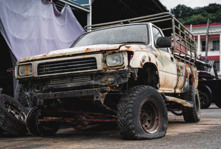 Foto de Rusty coche abandonado en un gran desguace de coches. - Imagen libre de derechos