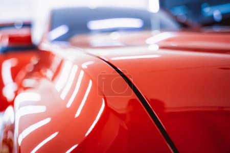 Foto de Detallado de limpio y brillante coche rojo pulido. - Imagen libre de derechos