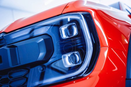 Téléchargez les photos : Détail de propre et brillant voiture rouge poli. - en image libre de droit