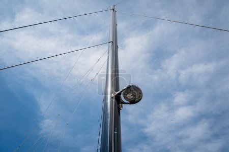 Téléchargez les photos : Le mât d'un voilier avec un radar à fond bleu ciel. - en image libre de droit
