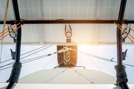 Téléchargez les photos : Système de panneaux solaires sur voilier en cale sèche - en image libre de droit