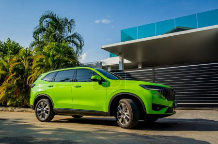 Photo for PHUKET, THAILAND- DECEMBER 25, 2023: Green GWM Haval H6 at the Thailand streets - Royalty Free Image