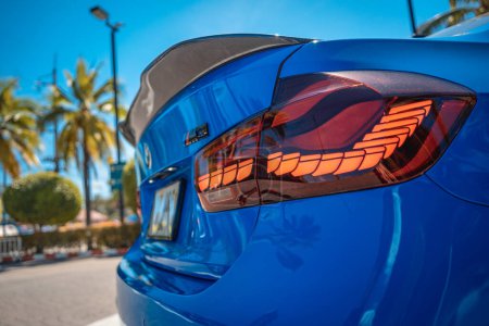 Téléchargez les photos : PHUKET, THAILAND- 25 DÉCEMBRE 2023 : Belle BMW série M3 bleu vif dans le parking - en image libre de droit