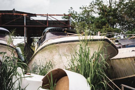 Téléchargez les photos : Vieux bateaux rustiques entreposés sur la terre ferme. - en image libre de droit