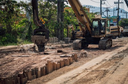 Téléchargez les photos : Grand chantier de construction routière avec des machines spéciales dans la zone de construction. - en image libre de droit