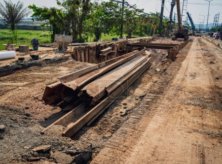 Foto de Gran obra de construcción de carreteras con maquinaria especial en la zona de construcción. - Imagen libre de derechos