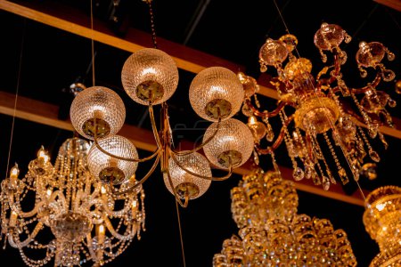 Foto de Lámparas decorativas de fondo en la sala de exposición de una gran tienda. - Imagen libre de derechos