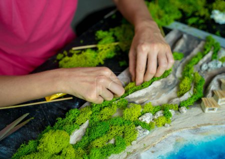 Téléchargez les photos : Le processus de fabrication du décor d'art de la résine époxy, des pierres naturelles et de la mousse. - en image libre de droit