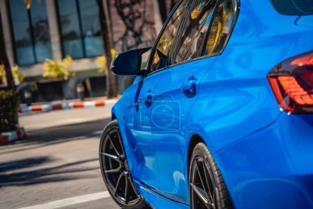 Téléchargez les photos : PHUKET, THAILAND- 25 DÉCEMBRE 2023 : Belle BMW série M3 bleu vif dans le parking - en image libre de droit