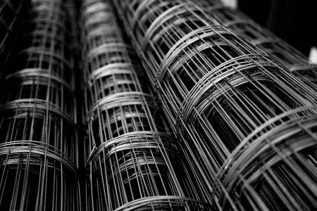 Foto de Un rollo de malla de alambre en el showroom de una gran tienda - Imagen libre de derechos