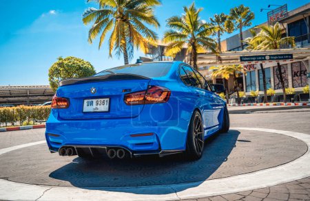 Foto de PHUKET, TAILANDIA - 25 DE DICIEMBRE DE 2023: Hermosa serie azul brillante BMW M3 en el estacionamiento - Imagen libre de derechos