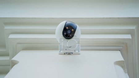 Foto de Moderna cámara CCTV en una pared de un edificio residencial. - Imagen libre de derechos