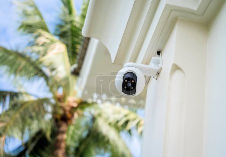Téléchargez les photos : Caméra CCTV moderne sur un mur d'un immeuble résidentiel. - en image libre de droit