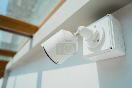 Téléchargez les photos : Caméra CCTV moderne sur un mur d'un immeuble résidentiel. - en image libre de droit