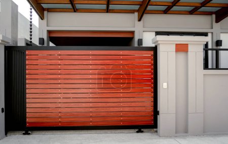 Téléchargez les photos : Porte avant coulissante automatique à la villa moderne. - en image libre de droit