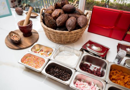 Foto de Ingredientes para hacer chocolates y caramelos hechos a mano en un taller. - Imagen libre de derechos