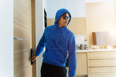 Foto de Ladrón irrumpiendo en un apartamento para robar algo - Imagen libre de derechos